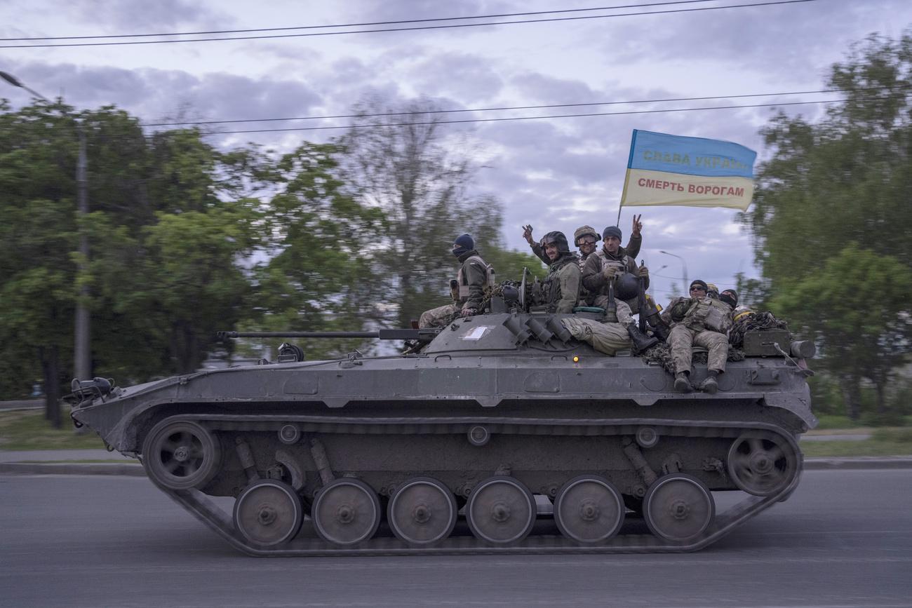 Un char ukrainien en déplacement vers une zone du front. [Keystone - Bernat Armangue]