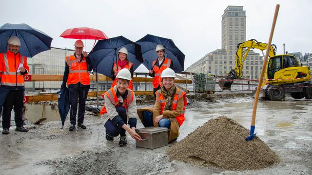 Enfouissement de la capsule temporelle lors des travaux de rénovation du Grand-Pont à Lausanne, le 5 mai 2022. [Ville de Lausanne - Mathilde Imesch]