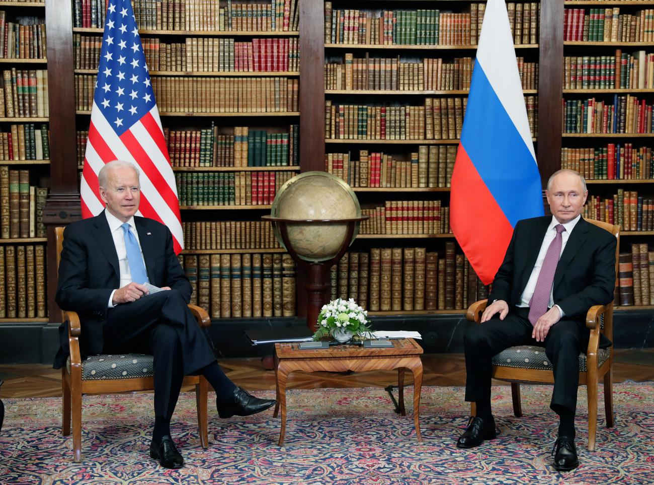 Le président des Etats-Unis Joe Biden et Vladimir Poutine à la Villa la Grange à Genève, le 16 juin 2021. [KEYSTONE - MIKHAIL METZEL]