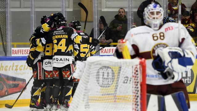 Ajoie rigole, le portier genevois Nyffeler soupire. Dure soirée pour les Aigles. [Keystone - Anthony Anex]