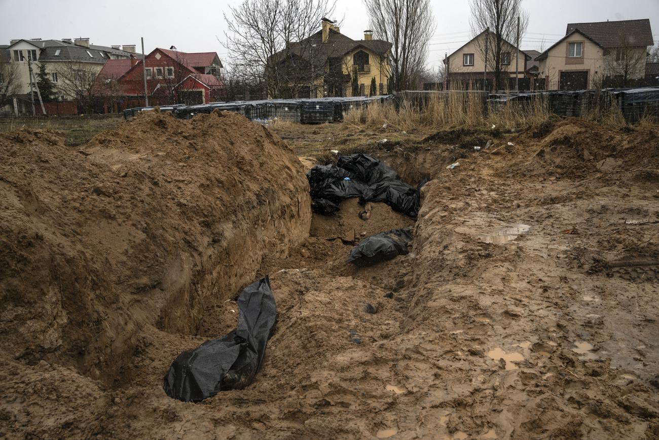 Une fosse commune à Boutcha en Ukraine. [Keystone/AP Photo - Rodrigo Abd]