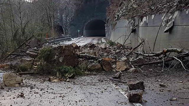 A Neuchâtel, la route principale H10 est fermée pendant plusieurs jours à cause d'un éboulement [Police neuchâteloise]