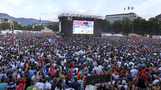 Fan zone organisée à Genève lors de l'Euro de football en juillet 2016. [Keystone - Salvatore Di Nolfi]