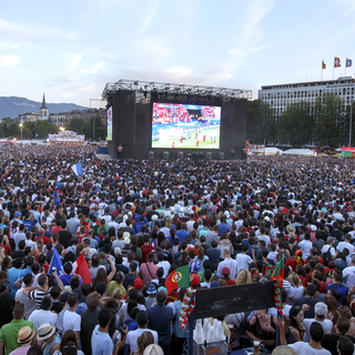 Fan zone organisée à Genève lors de l'Euro de football en juillet 2016. [Keystone - Salvatore Di Nolfi]