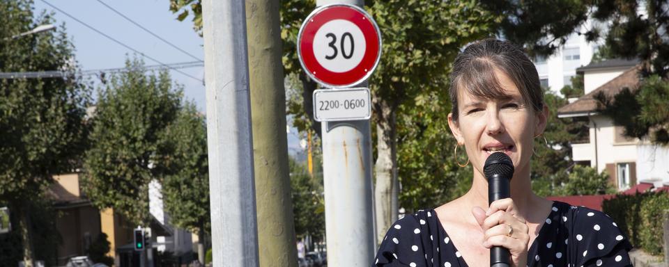 La municipale lausannoise Florence Germond en 2021 lors du déploiement du dispositif de limitation de vitesse à 30 km/h la nuit. [Keystone - Salvatore Di Nolfi]