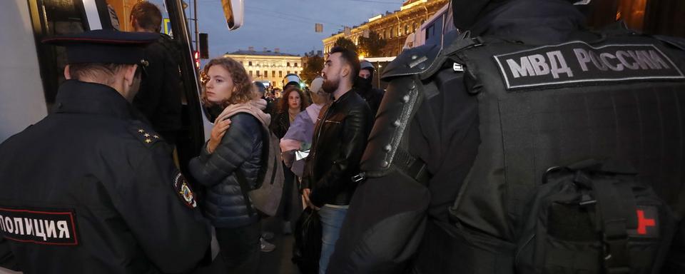 Des manifestants contre la mobilisation partielle arrêtés par la police à Saint-Pétersbourg (image d'illustration). [Keystone/EPA - Anatoly Maltsev]