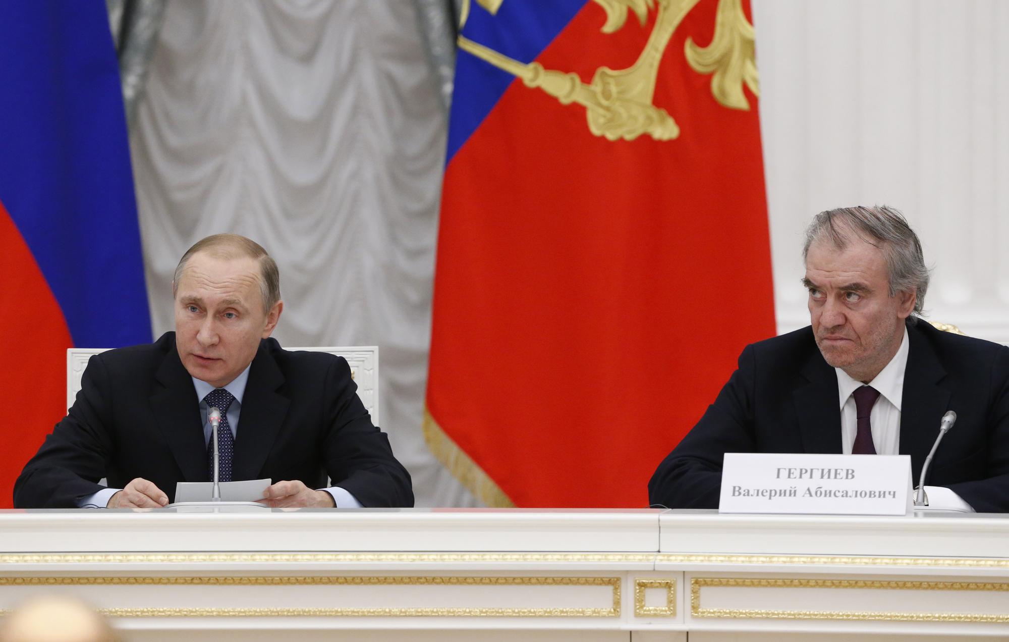 Valery Gergiev en présence de Vladimir Poutine le 9 décembre 2015 à Moscou. [reuters - Sergei Karpukhin]