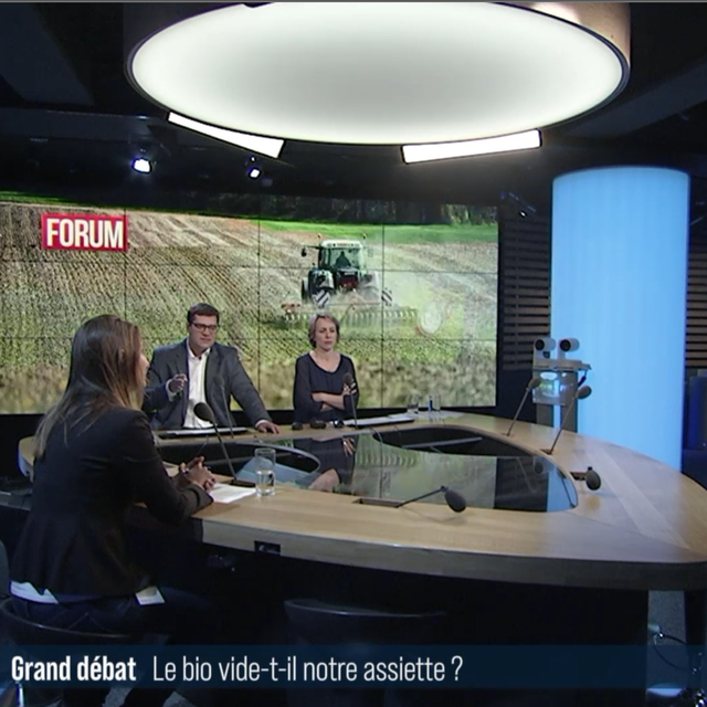 Débat entre Adèle Thorens Goumaz, conseillère nationale (vert.e.s/VD), Jacques Nicolet, conseiller national (UDC/VD) et Dominique Barjolle, professeure à l'Université de Lausanne, spécialisée en agriculture. [RTS]