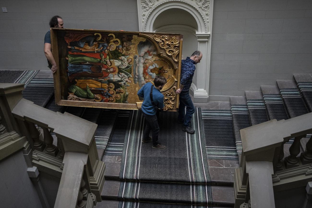 Des collaborateurs déplacent le précieux retable d'une Annonciation dans un musée de Lviv, en prévision d'une attaque russe. [AP/Keystone - Bernat Armangue]