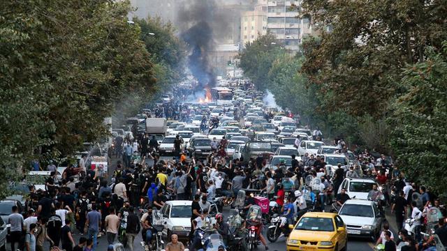 Des manifestants protestent contre la mort d'une femme de 22 ans en détention à Téhéran, en Iran, le 21 septembre 2022. [AFP - Stringer / Anadolu Agency]