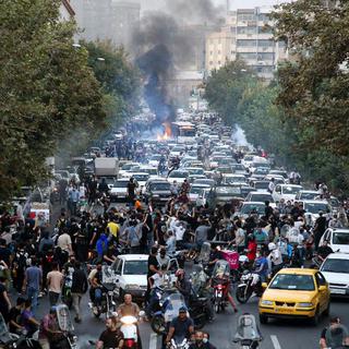 Des manifestants protestent contre la mort d'une femme de 22 ans en détention à Téhéran, en Iran, le 21 septembre 2022. [AFP - Stringer / Anadolu Agency]