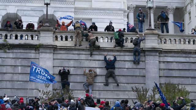 En cas de réélection, Donald Trump envisage de gracier des assaillants du Capitole. [Keystone/AP - Jose Luis Magana]