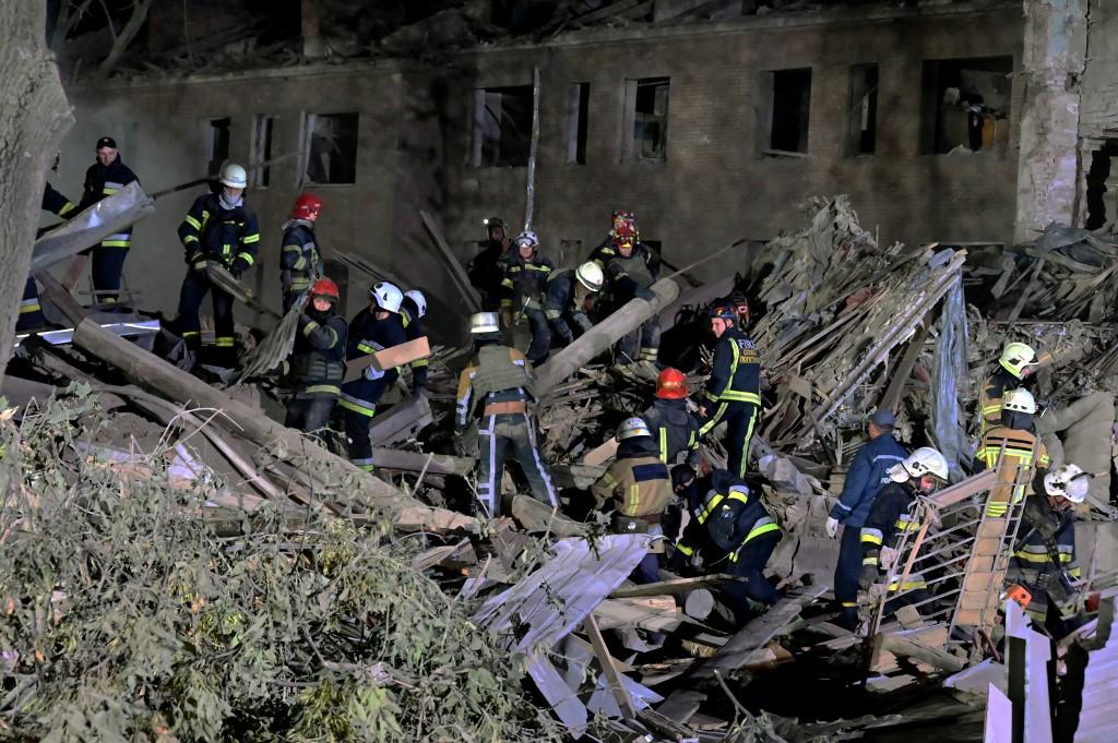 Des secouristes cherchent des survivants dans un immeuble détruit à Kharkiv. [afp - Sergey Bobok]