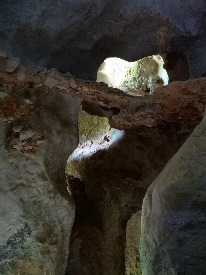 Une vue de la grotte du Cobra, Tam Ngu Hao 2, dans le nord du Laos, où a été trouvée la molaire de la petite Dénisovienne. [Twitter - Kira Westaway/Fabrice Demeter]