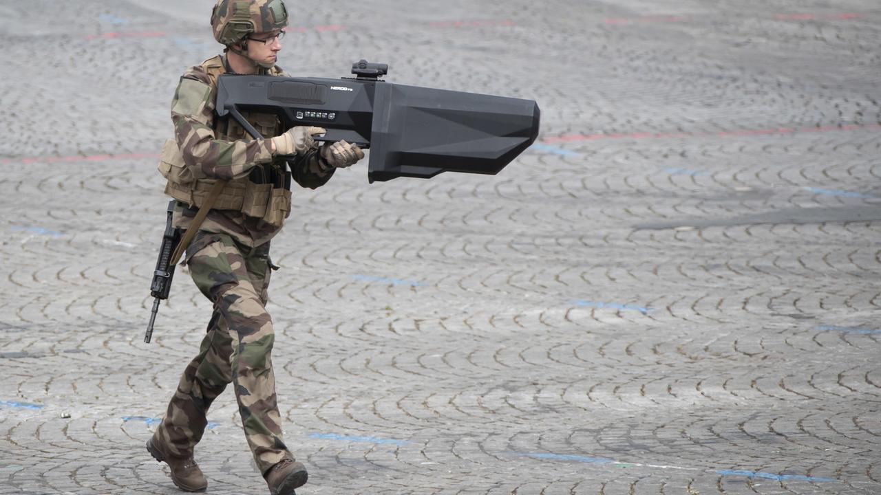 Un soldat français équipé du fusil anti-drone Nerod F5, lors du défilé du 14 juillet [Keystone - Ian Langsdon]