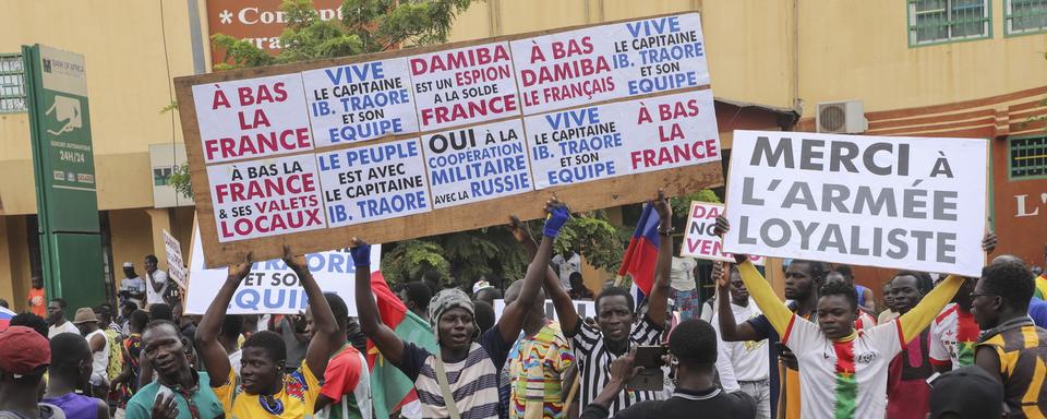 Les manifestants réclament la fin de la présence militaire française au Sahel. [Keystone - EPA/Assane Ouedraogo]