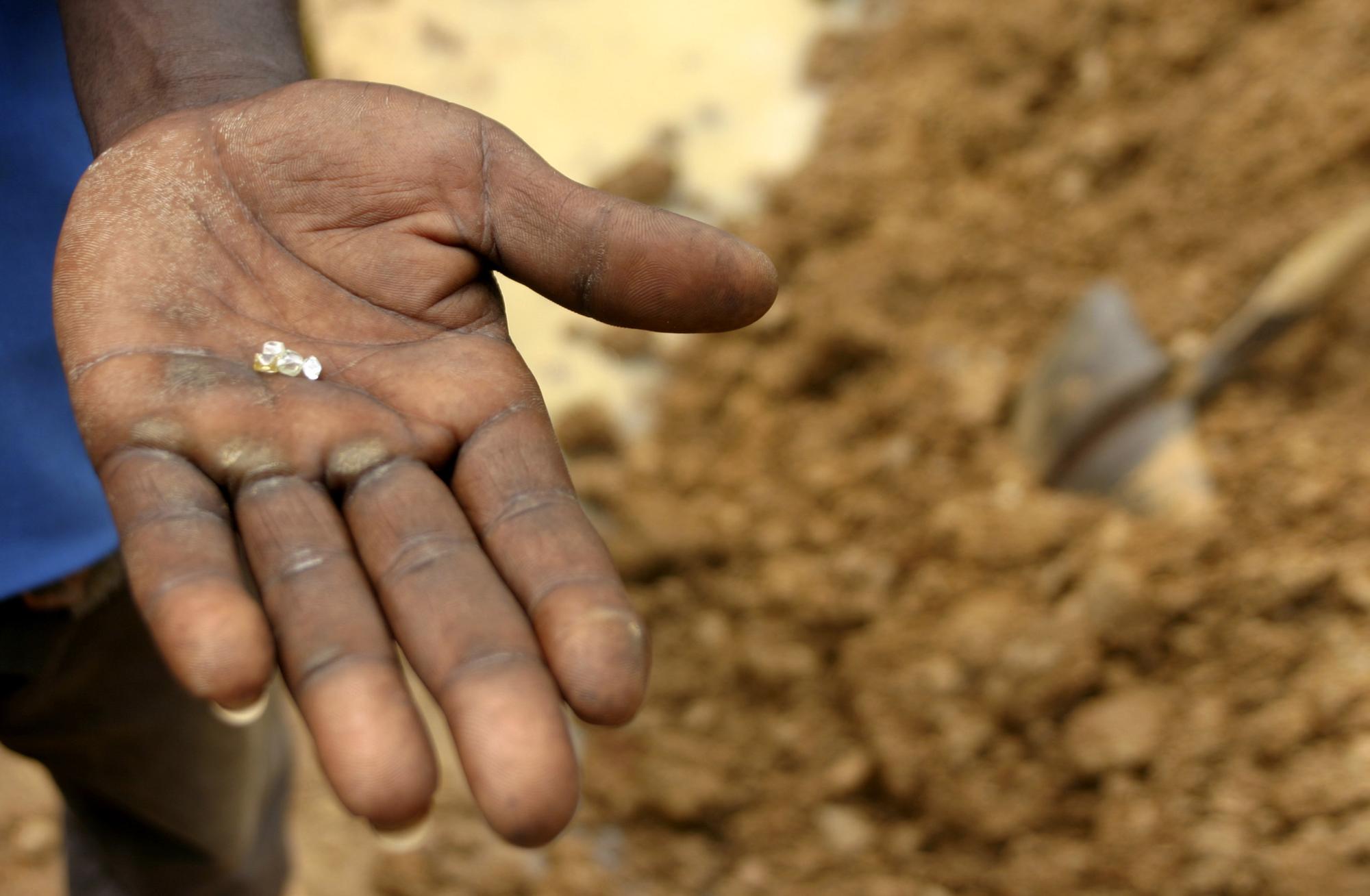 Un mineur tient une diamant récupéré dans une mine près de Sam Ouandja, en Centrafrique. [Reuters - David Lewis]