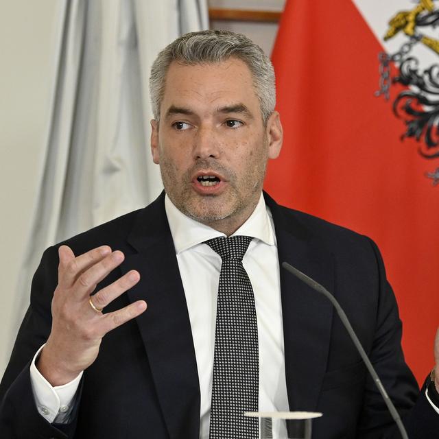 Le chancelier autrichien Karl Nehammer a annoncé lors d'une conférence de presse que les restrictions anti-Covid allaient être allégées. [APA/Keystone - Hans Punz]