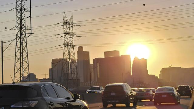 Les pics de chaleur en Californie font grimper les demandes d’électricité. [Keystone/AP Photo - Damian Dovarganes]