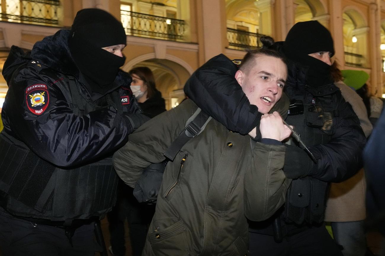 La police russe a arrêté de nombreuses personnes jeudi lors de manifestations contre la guerre. [Keystone - AP Photo/Dmitri Lovetsky]