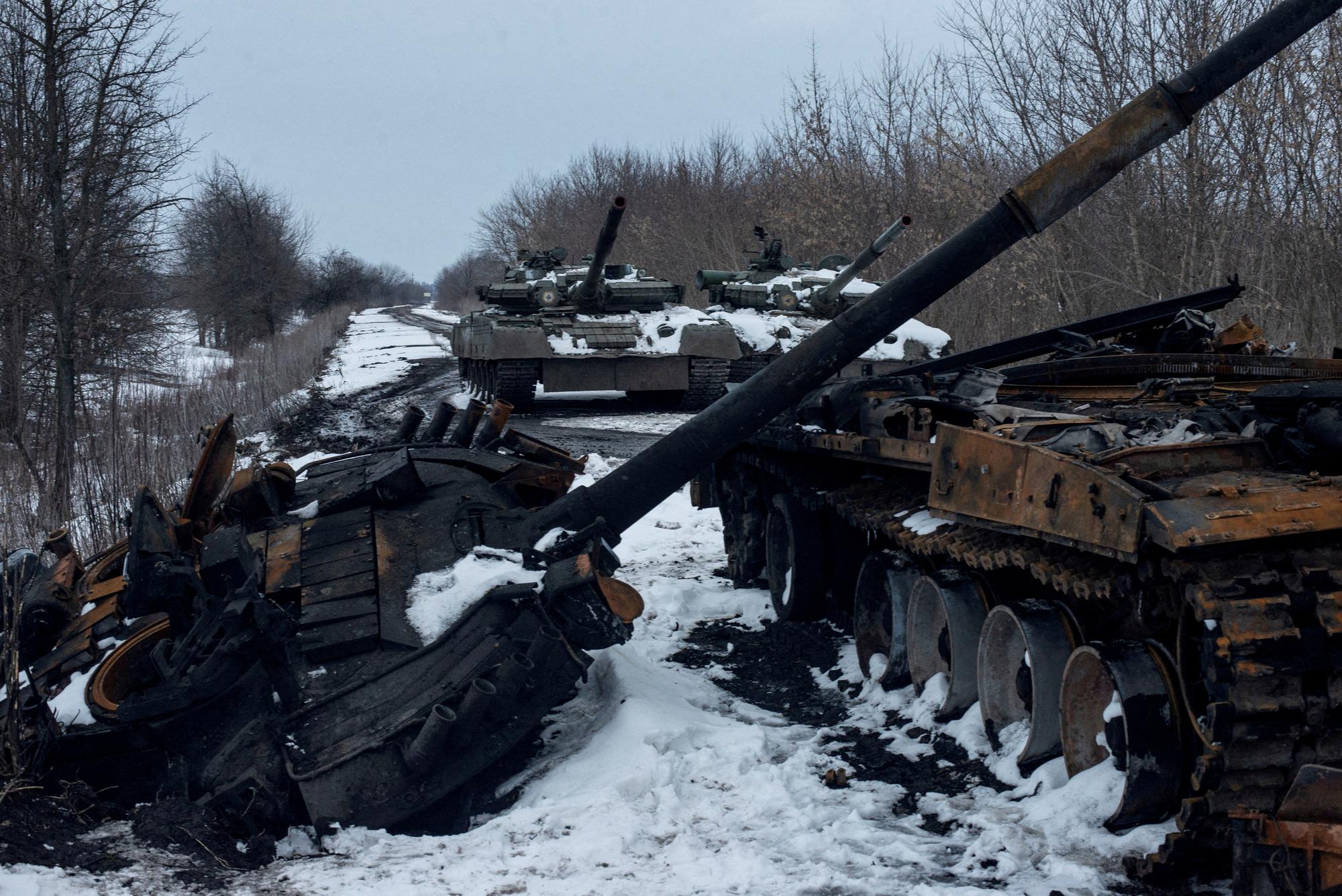 Un char russe détruit dans la région de Sumy, à l'est de l'Ukraine, le 7 mars 2022. [Reuters - IRINA RYBAKOVA/PRESS SERVICE OF]