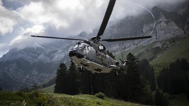 Un hélicoptère Super Puma de l'armée suisse (image d'illustration). [Keystone - Gian Ehrenzeller]