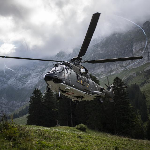 Un hélicoptère Super Puma de l'armée suisse (image d'illustration). [Keystone - Gian Ehrenzeller]