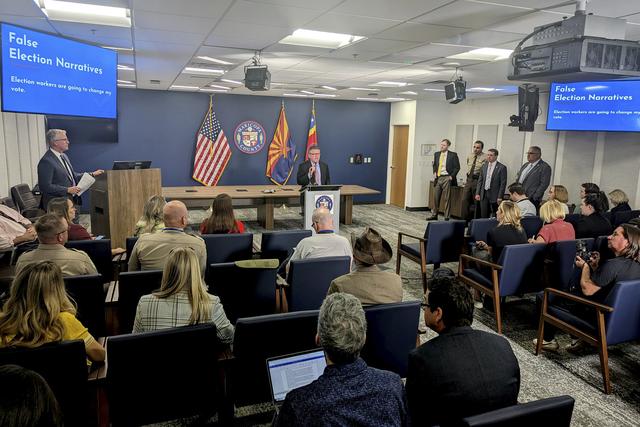 Le responsable du processus électoral dans le comté de Maricopa, le républicain Bill Gates, lors d'une conférence de presse. [Keystone/AP Photo - Nathan Ellgren]