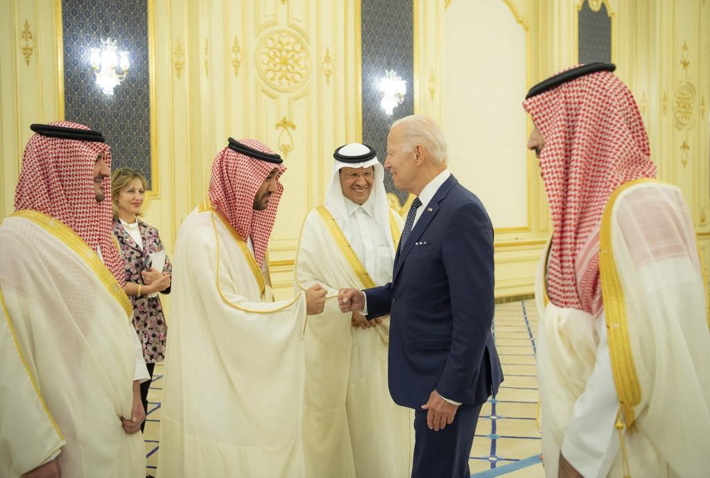 Joe Biden salue le prince héritier Mohamed ben Salmane. [AFP - Royal Court of Saudi Arabia]