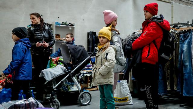 Les stocks de vêtements et de jeux gratuits pour les réfugiés ukrainiens sont au plus bas en Suisse. [Keystone - Stéphanie Lecocq]