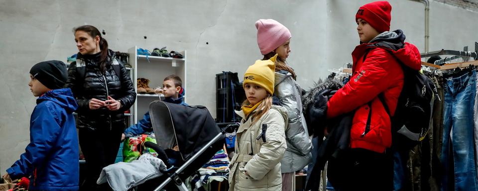 Les stocks de vêtements et de jeux gratuits pour les réfugiés ukrainiens sont au plus bas en Suisse. [Keystone - Stéphanie Lecocq]