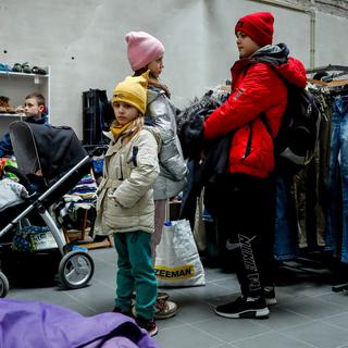 Les stocks de vêtements et de jeux gratuits pour les réfugiés ukrainiens sont au plus bas en Suisse. [Keystone - Stéphanie Lecocq]
