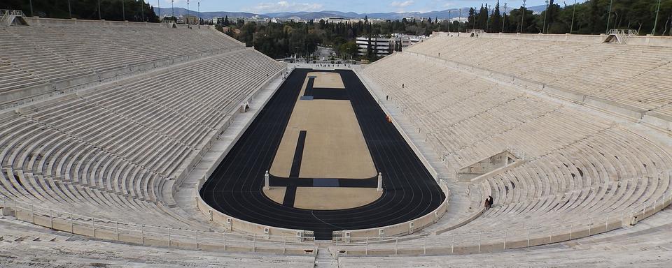 Le Stade panathénaïque est un stade antique d'Athènes, rénové pour les premiers Jeux olympiques de l'ère moderne organisés en 1896. Sa piste aux virages très serrés et d'une longueur de 200 m environ est typique du stade antique. Sa première inauguration eut lieu au cours de l'été -330 à l'occasion des grandes Panathénées, des festivités religieuses et sociales de la ville d'Athènes. [wikipedia - M(e)ister Eiskalt]