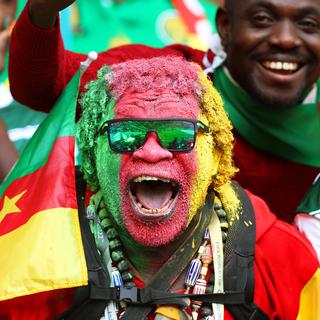 Lundi 28 novembre: un fan camerounais avant le match entre le Cameroun et la Serbie au Qatar. [Keystone/EPA - Tolga Bozoglu]
