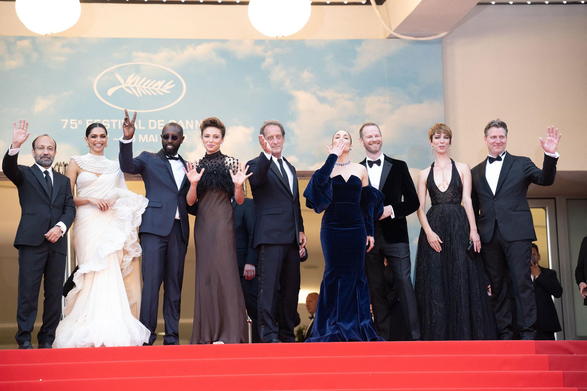Le jury de la 75e édition du Festival de Cannes. De gauche à droite: Asghar Farhadi, Deepika Padukone, Lady Ly, Jasmin Trinca, Vincent Lindon (président), Noomi Rapace, Joachim Trier, Rebecca Hall, Jeff Nichols