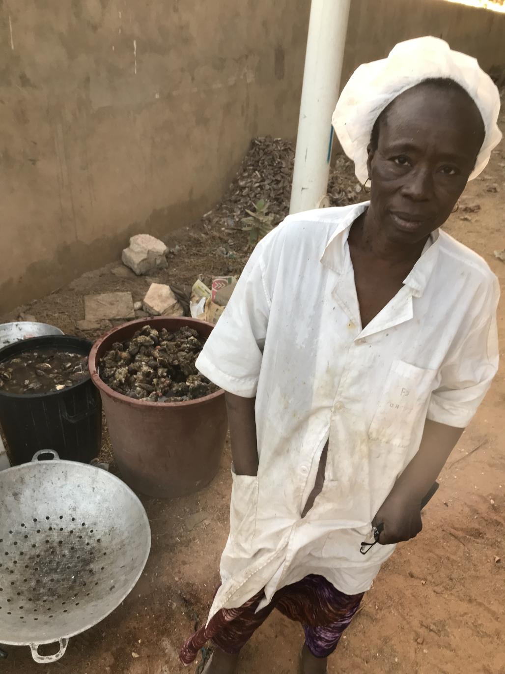 Depuis la disparition en mer de son fils il y a 16 ans, Yayi Bayam Diouf sensibilise les familles, forme les jeunes, crée de l’emploi avec sa ferme marine pour contrer l’émigration clandestine. [RTS - Francesco Biamonte]