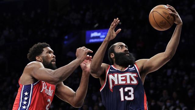 James Harden rejoint Philadeplhia et le joueur Joel Embiid. [Keystone - Adam Hunger]