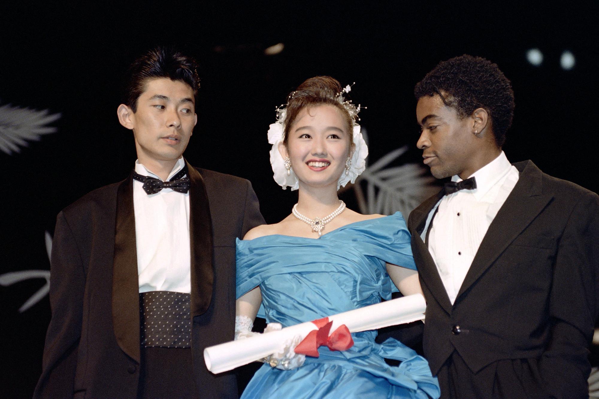 Les acteurs Masaotoshi Nagase (à gauche), Yuki Kudoh et Tom Noonan venus chercher le Prix de la meilleure contribution artistique pour le film "Mystery Train" de Jim Jarmusch à Cannes en 1989. [AFP]
