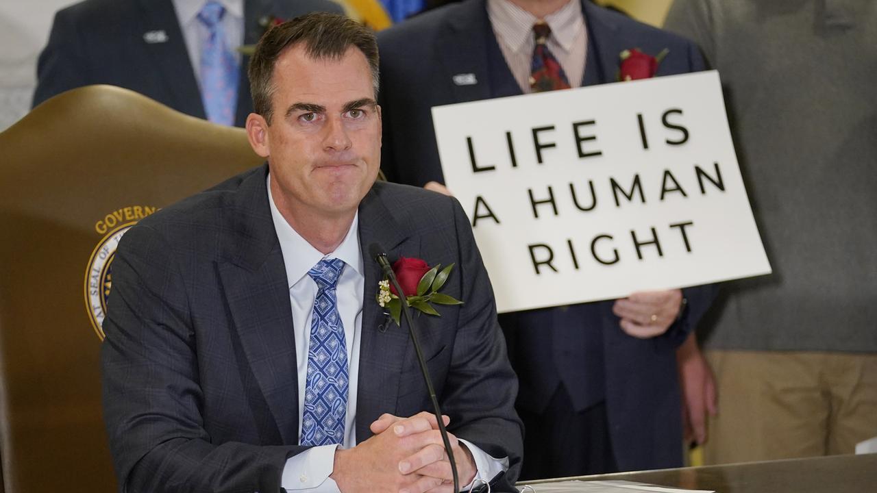 Le gouverneur de l'Oklahoma Kevin Stitt promulgue l'interdiction de l'avortement dès la fécondation. [Sue Ogrocki]
