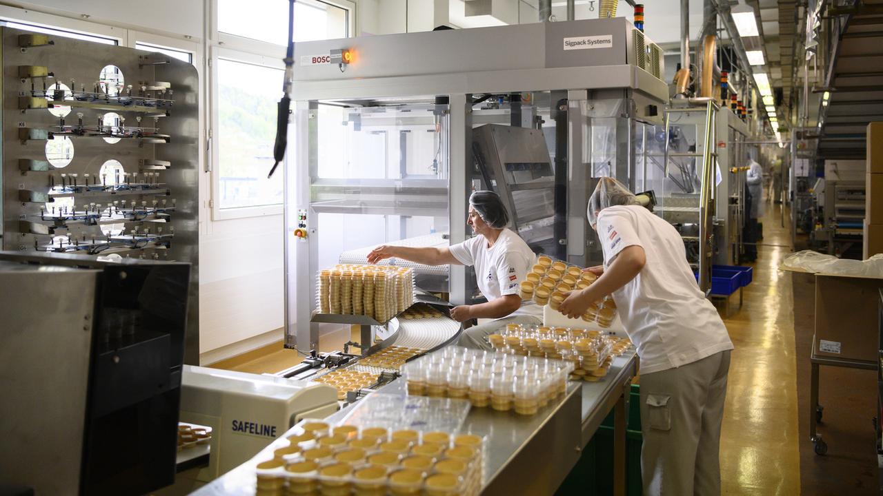 A Malters, près de Lucerne, Hug fabrique chaque heure entre 12'000 et 36'000 fonds de tartelettes. [KEYSTONE - CHRISTIAN BEUTLER]