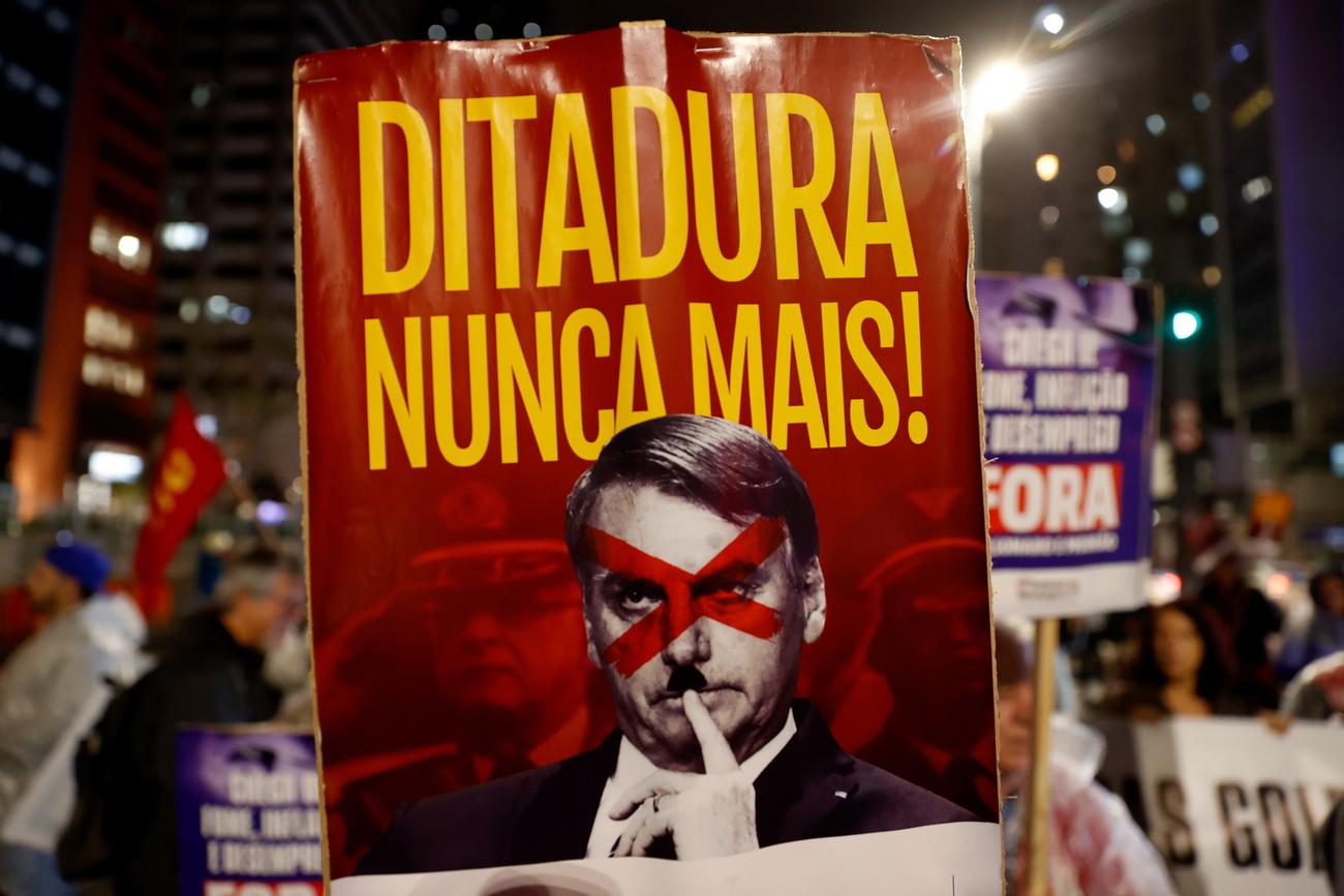 Pancarte anti-Bolsonaro parmi les manifestants. [EPA/Keystone - Fernando Bizerra]