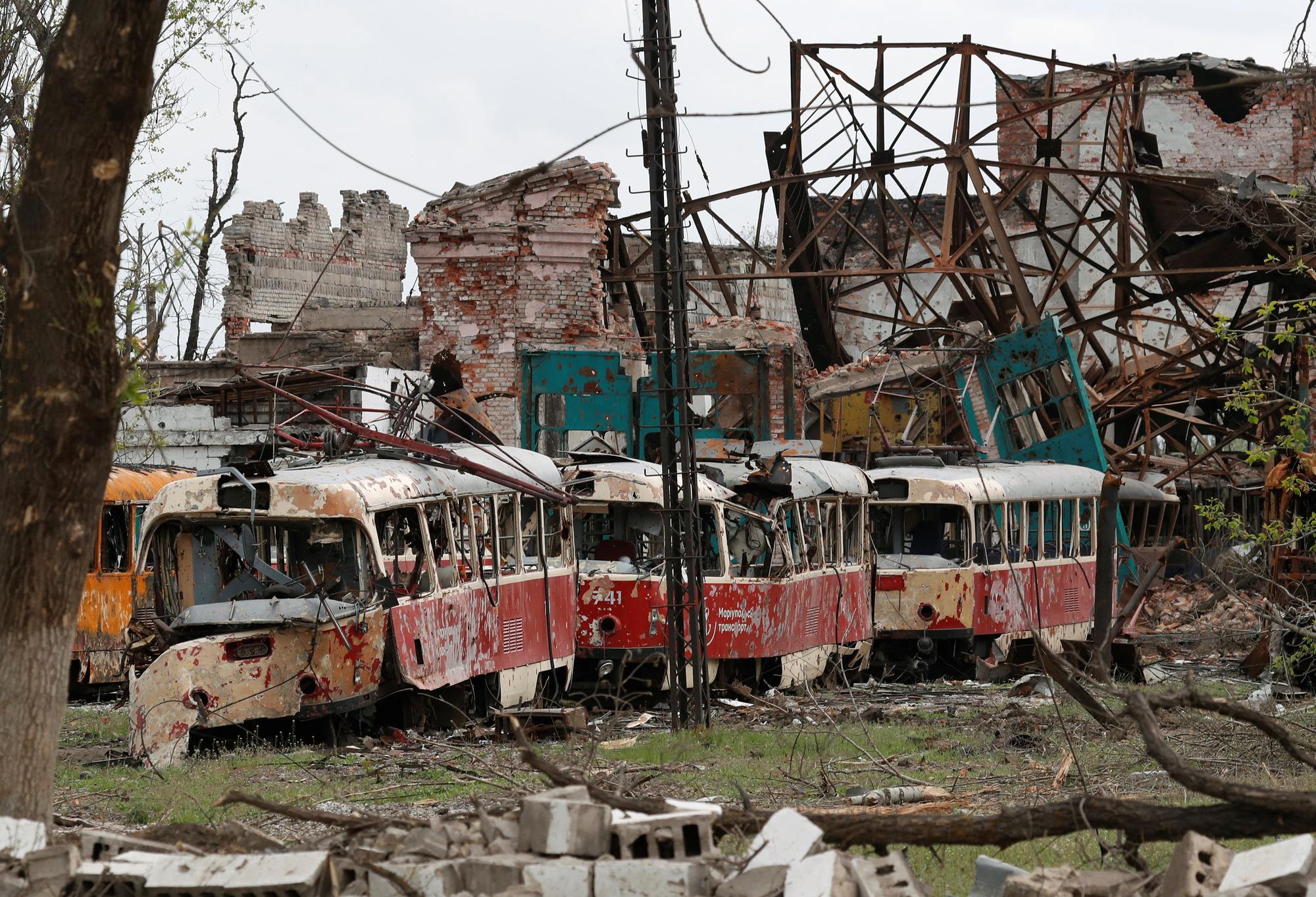 Un dépôt de trams détruit à Marioupol. [Reuters - Alexander Ermochenko]