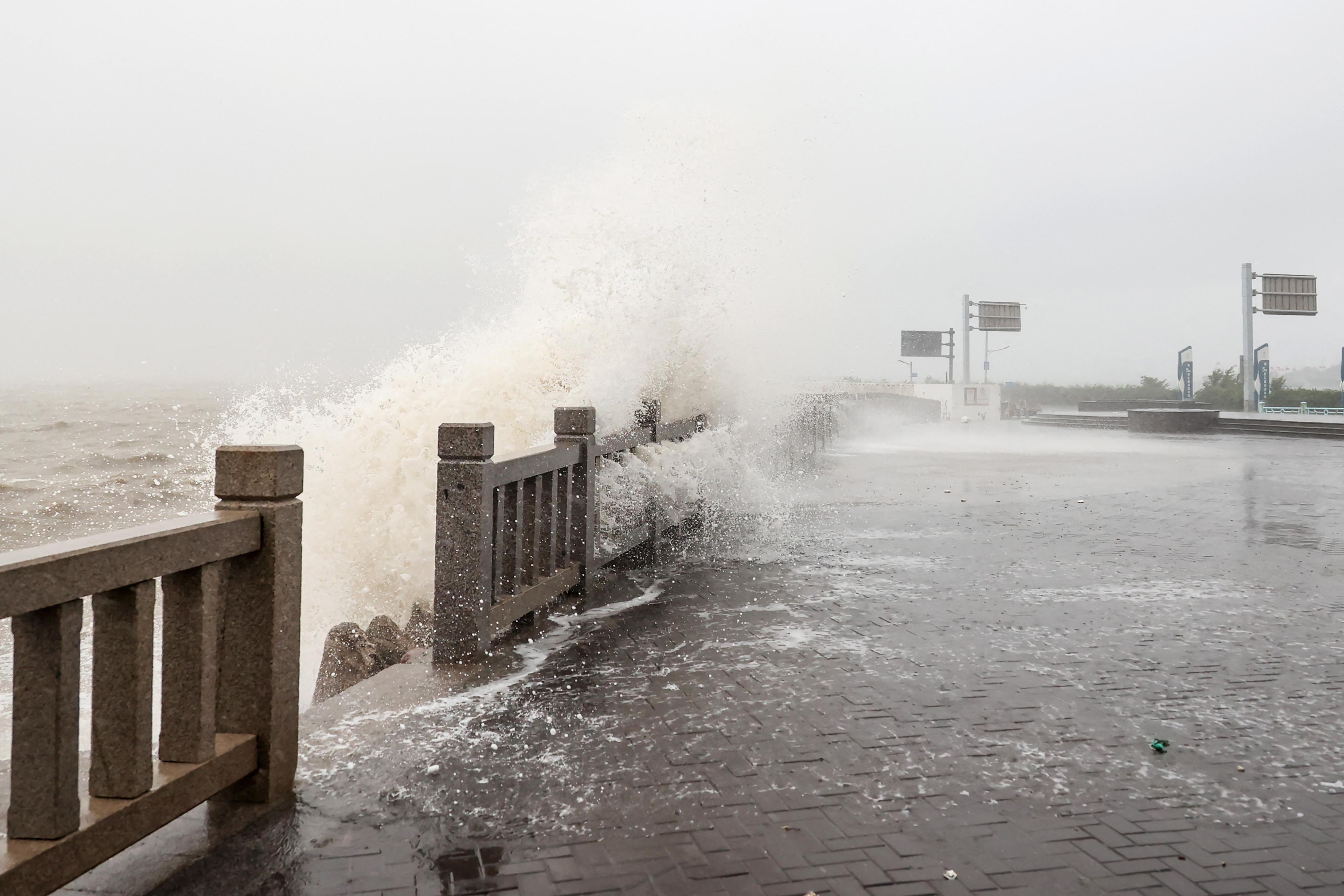 Des vagues générées par le typhon Muifa se brisent le long de la côte à Lianyungang, dans la province chinoise du Jiangsu (est), le 14 septembre 2022. [AFP - STR]