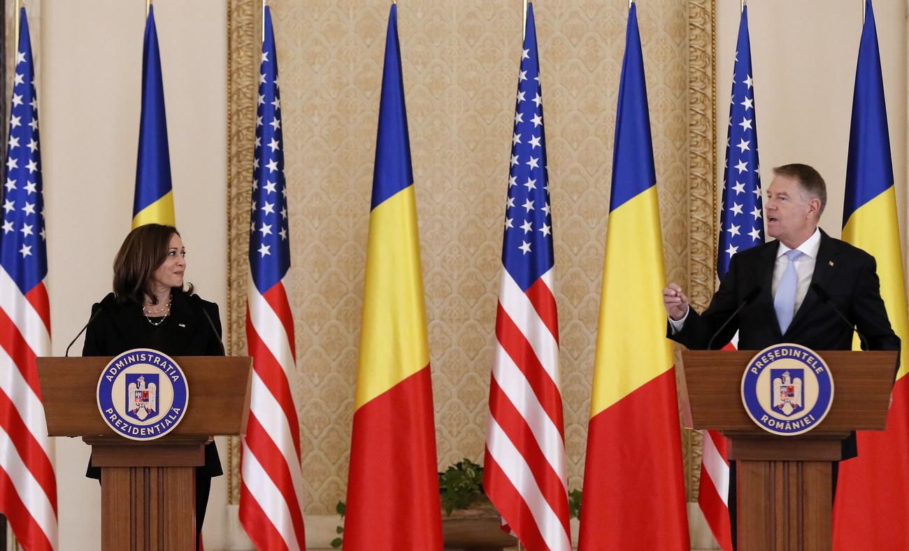 La vice-présidente américaine Kamala Harris et le président roumain Klaus Iohannis lors d'une conférence de presse à Bucarest, le 11 mars 2022. [KEYSTONE - ROBERT GHEMENT]