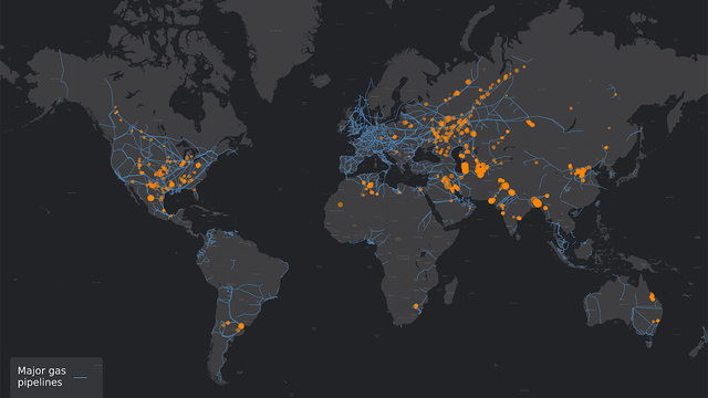 Carte montrant la localisation des principaux gazoducs et les principales sources d'émission de méthane liées à l'industrie pétrolière et gazière. [Kayrros Inc., Esri, HERE, Garmin, FAO, NOAA, USGS, OpenStreetMap contributors, and the GIS User Community]