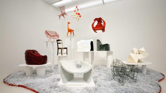 Vue de l'exposition "A chair and you" au MUDAC. [MUDAC - © Lucie Jansch]