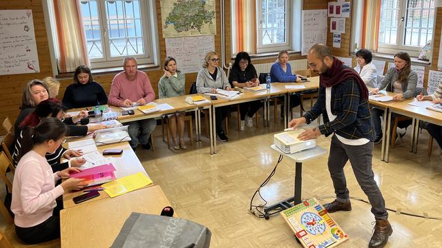 Cours de français à des Ukrainiens à Fribourg. [RTS - Mathieu Henderson]