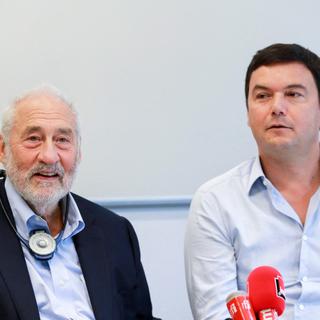 Les économistes Joseph Stiglitz et Thomas Piketty en 2019 à Paris. [AFP - Jacques Demarthon]