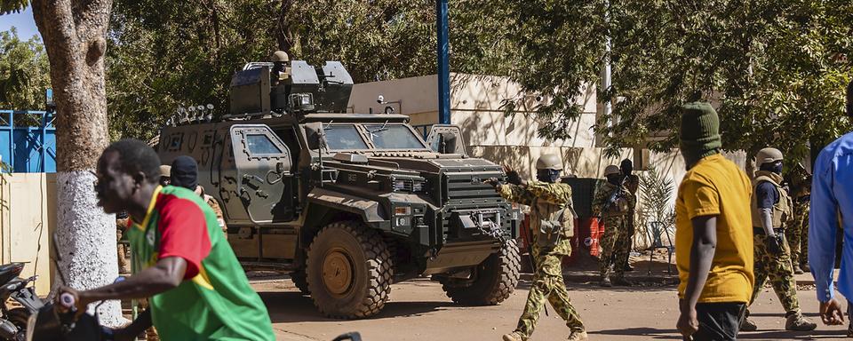 Le président du Burkina Faso Roch Marc Christian Kaboré a été arrêté lundi. Il était détenu dans une caserne de Ouagadougou, au lendemain de mutineries dans des camps militaires de ce pays en proie à la violence djihadiste, a appris l'AFP de sources sécuritaires. [KEYSTONE - SOPHIE GARCIA]