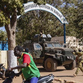 Le président du Burkina Faso Roch Marc Christian Kaboré a été arrêté lundi. Il était détenu dans une caserne de Ouagadougou, au lendemain de mutineries dans des camps militaires de ce pays en proie à la violence djihadiste, a appris l'AFP de sources sécuritaires. [KEYSTONE - SOPHIE GARCIA]